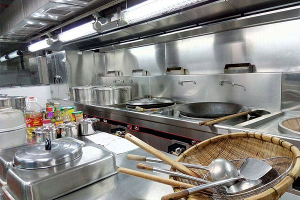 學校食堂需要配備哪些廚房設備